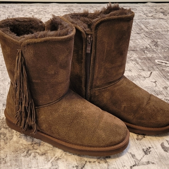 🍁NWOT Lamo Suede Tassled Boots - Picture 2 of 8